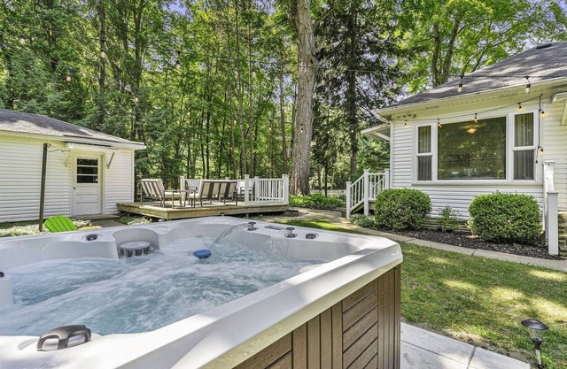 Coastal Cottage: Private Hot Tub, Pet Friendly, Deck, Fire Pit, Lakeshore Drive