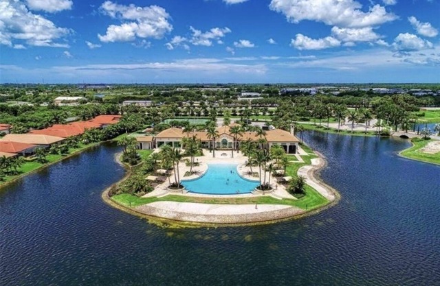 Coastal escape ~13 min to Nokomis beach!