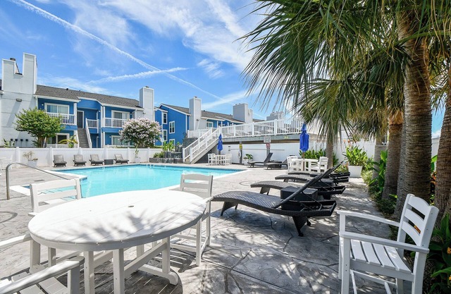 Coastal Getaway Pool & Fitness Walk to Beach