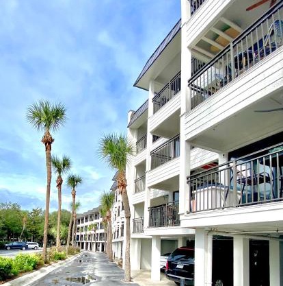 Coastal King Beach Flat Convenient to Everything!