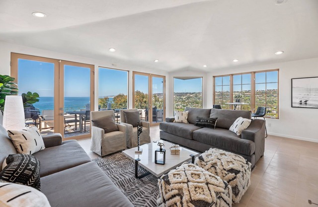 Coastal Lookout: 4BR Luxury Home w/Beautiful Patio & Jet Tub in La Jolla