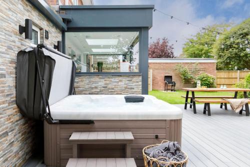 Coastal Retreat for 10 with Hot Tub