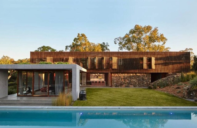 Coastal Urban Retreat 7 bed, 25m pool, pet
