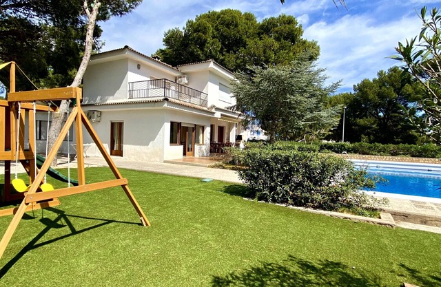 Coastal Villa with Private Pool, Steps from Beach, 4 Bedrooms, BBQ, Wi-Fi, Family-Friendly