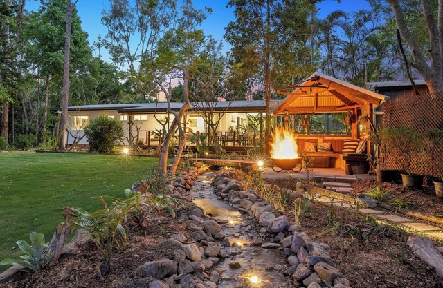 Cockatoo Cottage - Creek Swims, Mount Tamborine & Theme Park Fun!