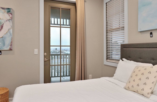 *Cocktails* 6BR duplex next to Marina~ Heart of Port St Joe