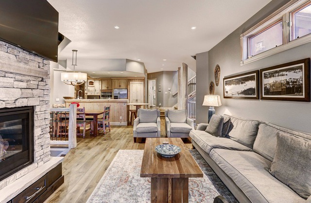 Cocobolo Chalet w/Private Hot Tub, Short walk to town, and amazing views