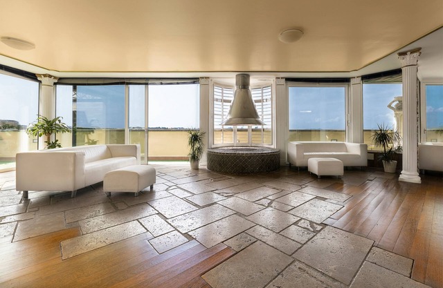 Colony Hotel