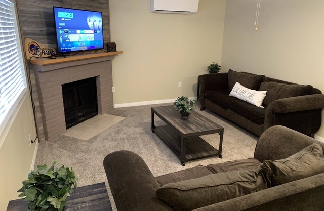 Colorado river! Cozy 2 bedroom with a fireplace!