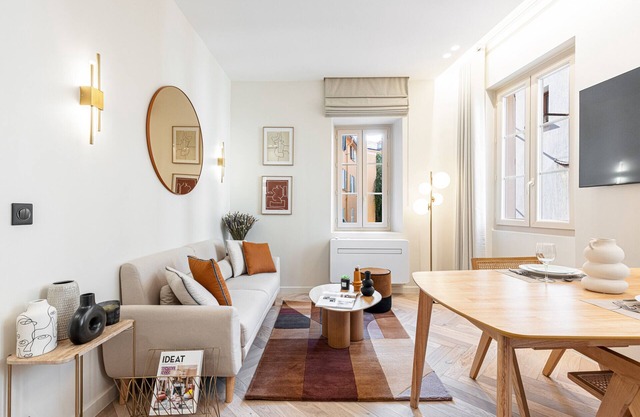 Colorful magnificient 2-room apartment - Contemporary decoration - AC - Old town