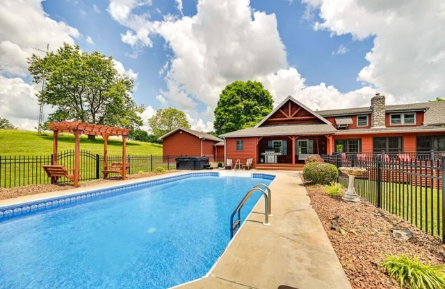 Come relax in a family friendly cabin w/great amenities and a lake nearby!