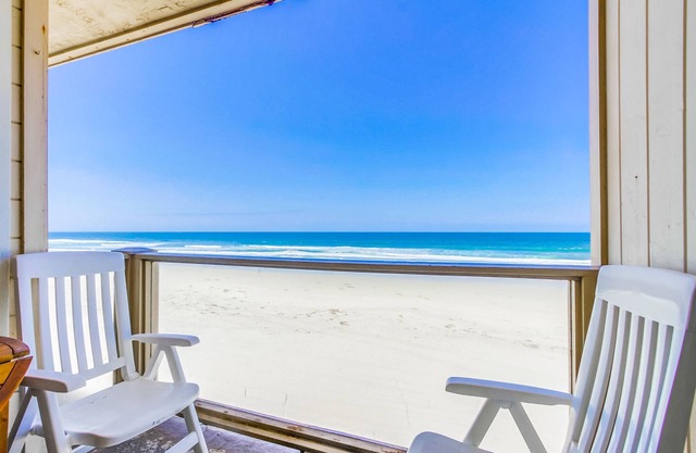 Come stay at this amazing ocean front condo in the heart of Mission Beach!