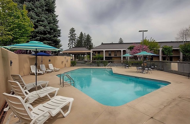 Comfort and Convenience! 2 Relaxing Units! Close to Bend Municipal Airport!