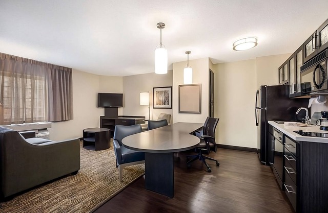 Comfort and Convenience! 4 Relaxing Units, Fully-equipped Kitchen, Pets Allowed!