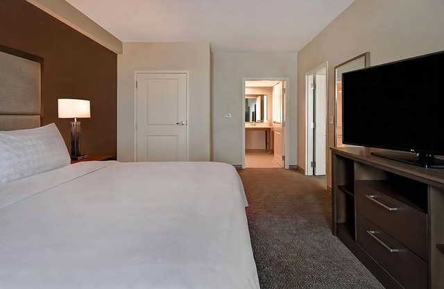 Comfort and Style! 2 Spacious Units, Free Breakfast, Full Kitchen, Outdoor Pool!