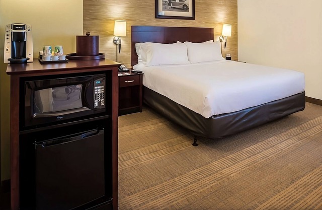 Comfort & Convenience! Pet-friendly Property, w/Complimentary Airport Shuttle