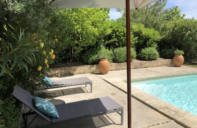 Comfortable design studio, quiet in Provence, close to Avignon.