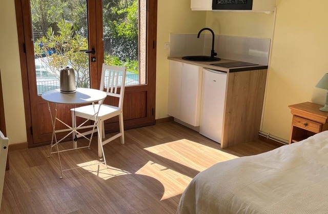 Comfortable 22m2 studio near Paris, overlooking garden and Parc de St Cloud