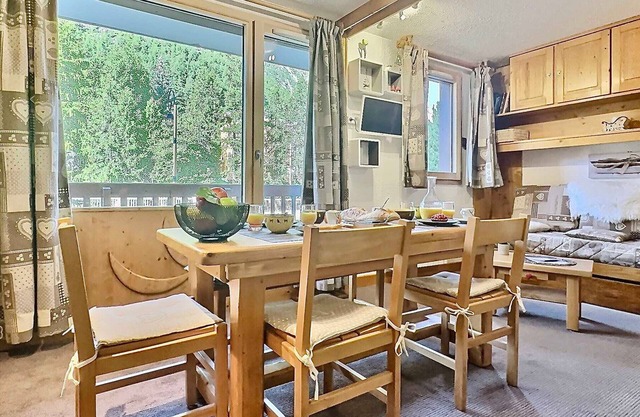 Comfortable 2P cabin near center, southern balcony, 6 guests