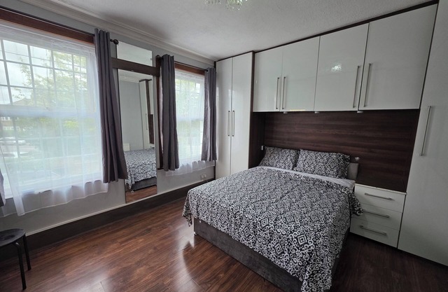 Comfortable 3BD House near Newbury Park Station