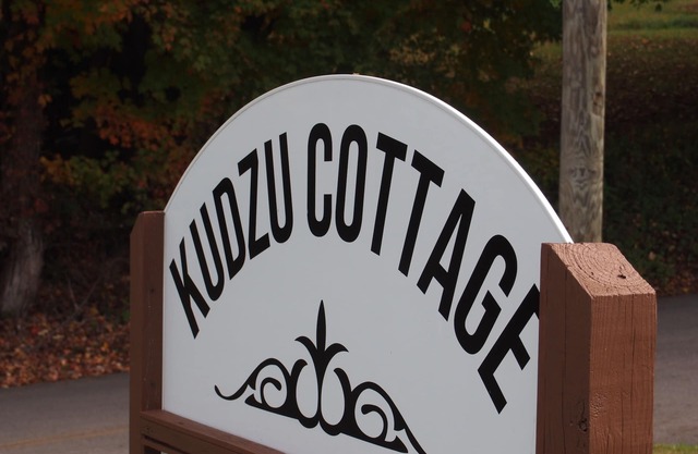 Comfortable and Modern Cottage, 10 Minutes from Tusculum University.
