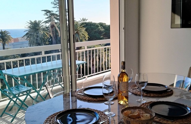 Comfortable apartment with sea view in gated residence with private parking.