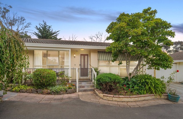 Comfortable private Townhouse within walking distance to restaurants and beaches