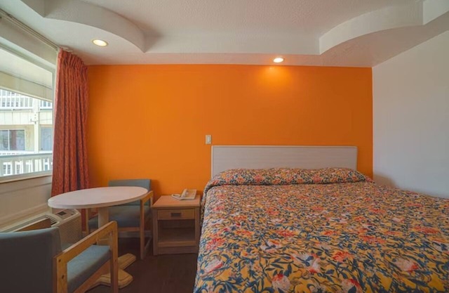 Comfortable Room Near Beach – Free Parking & Pet Access