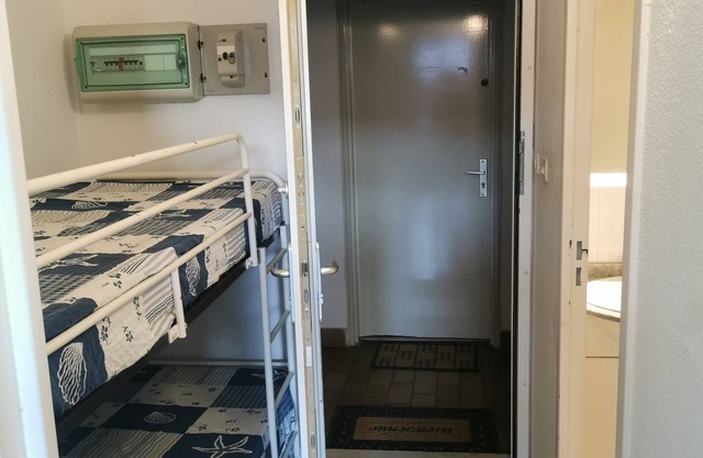 Comfortable studio near beach and shops