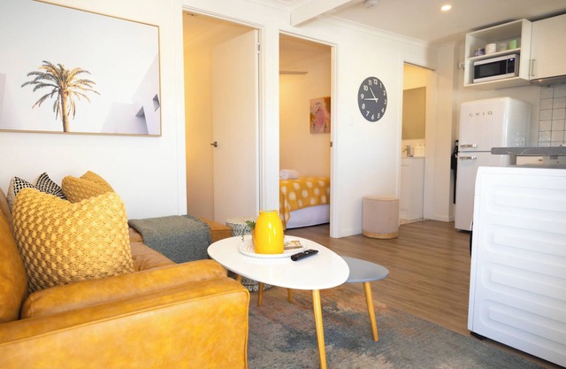 Comfortable Seaside Studio & Courtyard