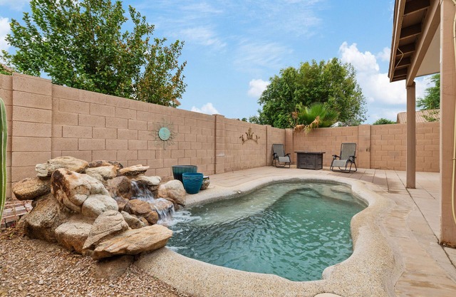 Comfortable Stay in Quiet, Centrally Located Neighborhood with Pool