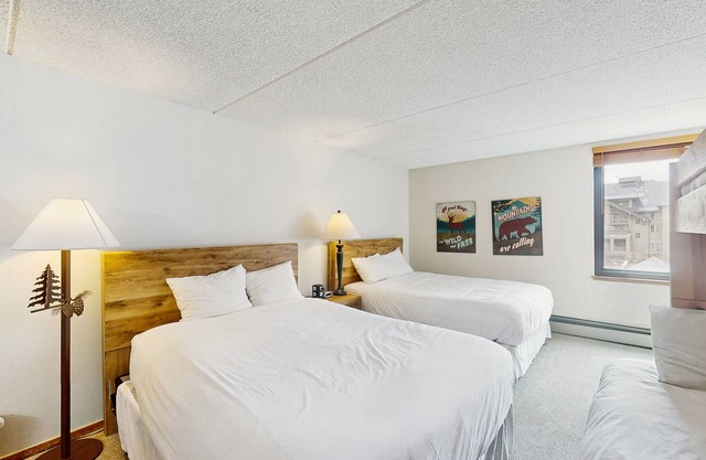 Comfortable studio w/a minifridge & shared hot tub - walk to the lift