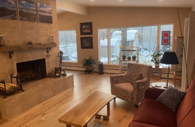 Comfortable, Sunny 2BR home 1 block from the Coastal Trail & Westchester Lagoon!