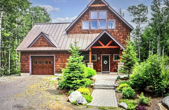 Comfortable mountainside living w/large outdoor patio, super close to golfing