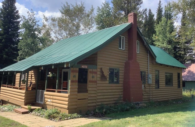 Comfortable well-equipped home in the aspens and quick 20 min to Yellowstone.
