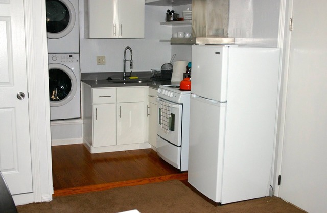 Comfortable woodsy apartment close to park hiking trails. Pet-friendly.