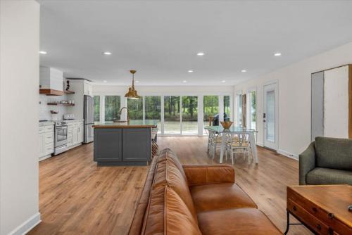 Comforting Lakeside Retreat