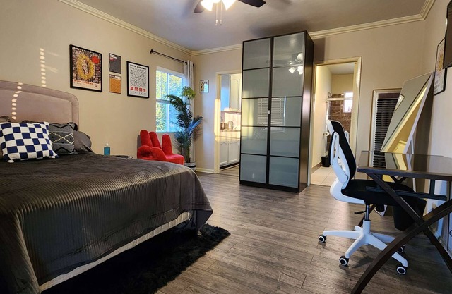 Comfy+Aesthetic Retro Red Haven Hollywood Studio
