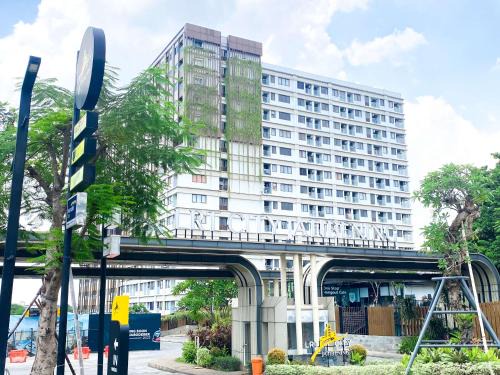 Comfy and Modern Look 1BR Gateway Park LRT City Jatibening Apartment By Travelio