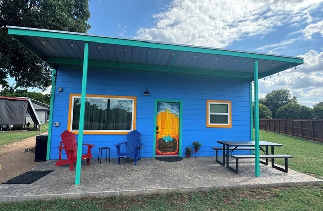 Comfy cabin at edge of 180 acre nature park w/pool, pickleball & volleyball