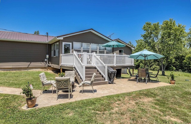 Comfy Country home. Pet friendly, 5 bedrooms, AC, WIFI, just outside Farmington