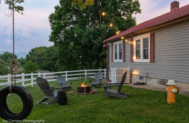 Comfy Dog Friendly Cottage w/Large Fenced Yard