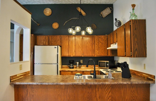 Comfy Home with Library near Airport & Trails