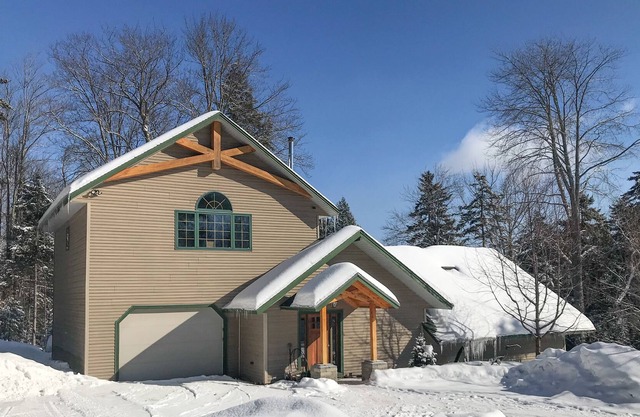 Comfy lodge style apartment w/ a loft, free WiFi, and full sized kitchen!