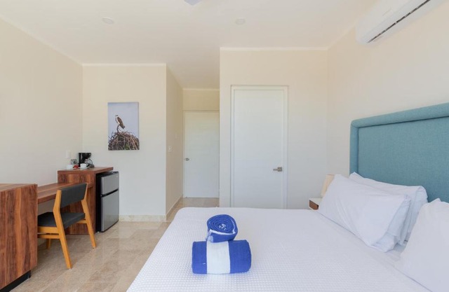 Comfy Room with Rooftop Pool, near Restaurants + Concierge