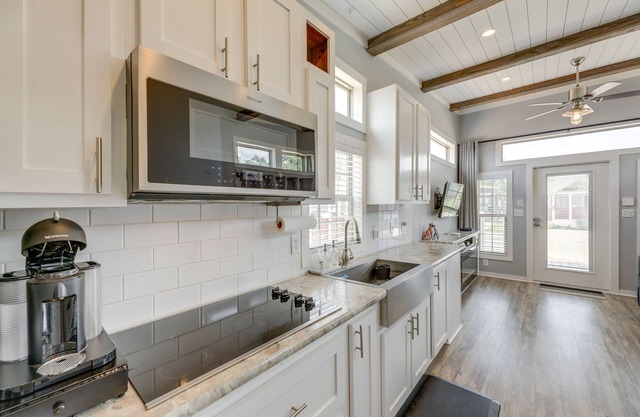 Community Pool & Hot Tub: Austin Tiny Home!