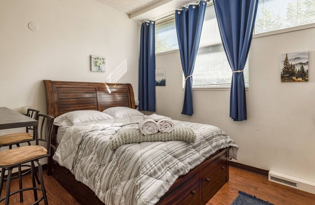 Compact & Comfy Downtown Studio