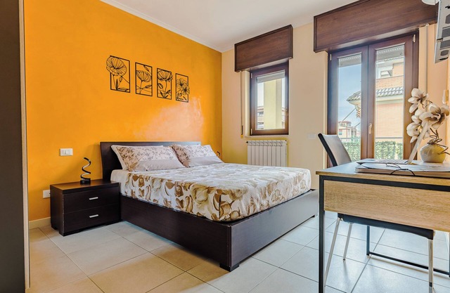 Complete and fully equipped, lively and colorful apartment in the center of the city.