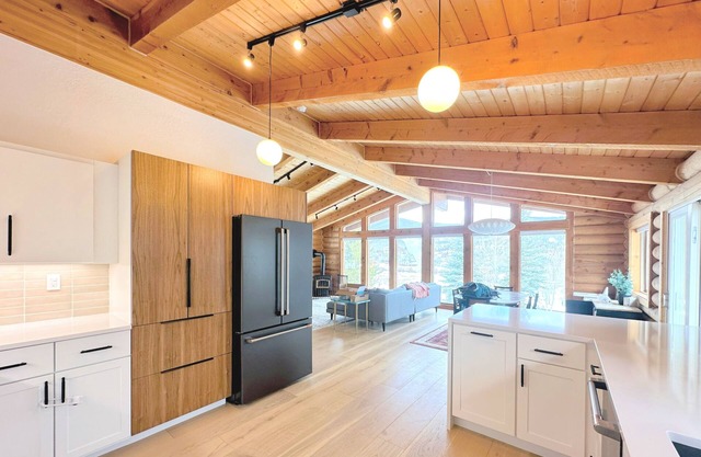 Completely renovated, cozy modern 4BR cabin