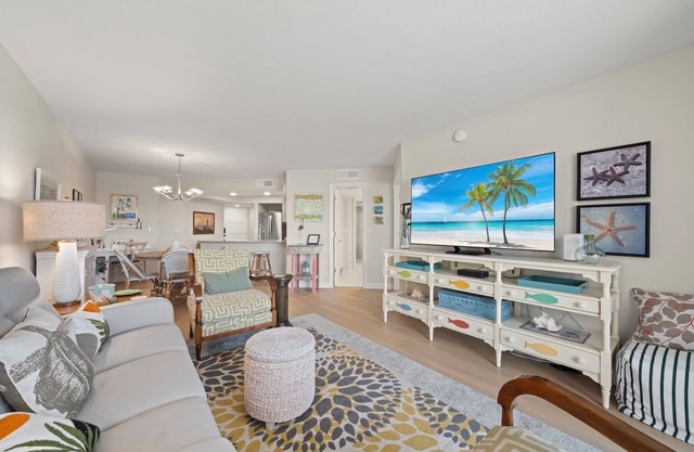 Completely renovated one bedroom on the beach, 65' Samsung TV tennis, pool.